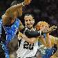 Manu Ginóbili, do San Antonio Spurs, tenta passar a bola antes da chegada de Dwight Howard, do Magic