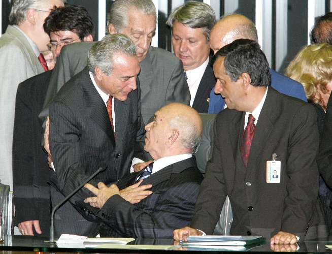 O deputado Michel Temer cumprimenta o novo presidente da Câmara dos Deputados