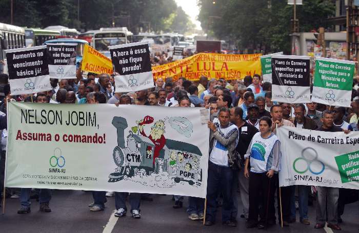 Servidores do Ministério da Defesa protestam no Rio