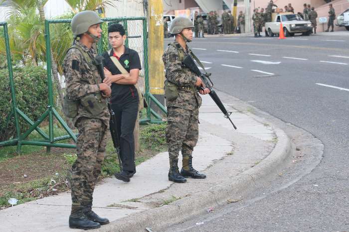 Exército mantém ruas ocupadas; toque de recolher ainda está vigente