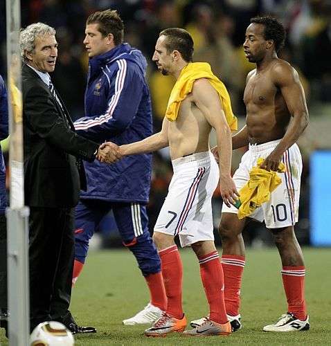 Ribery, da França, cumprimento seu técnico, Domenech, depois da derrota para a África do Sul