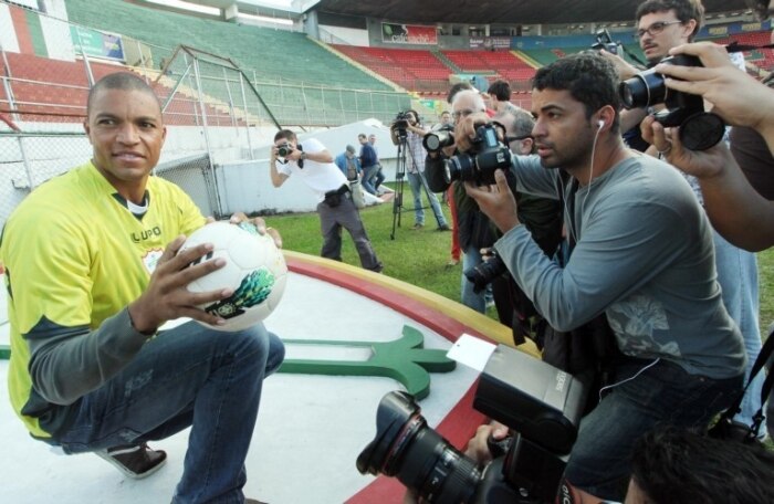 Dida foi apresentado nesta sexta como jogador da Portuguesa. Relembre a trajetória dele.