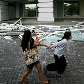 Curiosos fotografam fachada parcialmente destruída do Hotel Ritz Carlton, após explosões Curiosos fotografam fachada parcialmente destruída do Hotel Ritz Carlton, após explosões