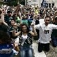 Torcedores do Palmeiras se ajoelham na frente do Pacaembu Torcedores do Palmeiras se ajoelham na frente do Pacaembu