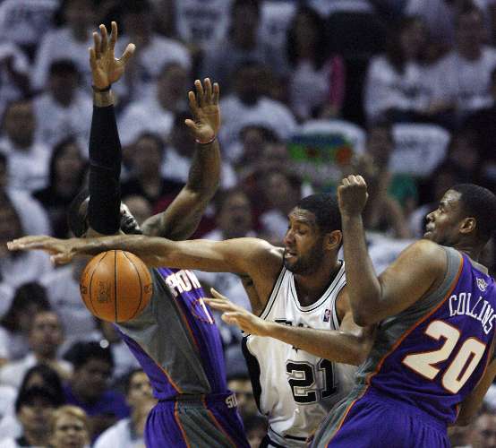 Tim Duncan, do Spurs, perde a bola em disputa com Amare Stodemire e Jarron Collins, do Suns