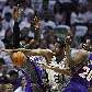 Tim Duncan, do Spurs, perde a bola em disputa com Amare Stodemire e Jarron Collins, do Suns Tim Duncan, do Spurs, perde a bola em disputa com Amare Stodemire e Jarron Collins, do Suns
