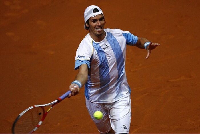 Juan Ignacio Chela, da Argentina, enfrenta Florian Mayer, da Alemanha, pela Copa Davis