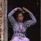 Mulher arruma o cabelo sentada na porta de casa, em vilarejo de Katmandu, no Nepal Mulher arruma o cabelo sentada na porta de casa, em vilarejo de Katmandu, no Nepal
