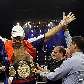 Valuev recebe do juiz o cinturão de campeão mundial dos pesados