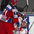 Esportes - Anton Burdasov, da Rússia, dá um 'tackle' em  Petr Koukal, da República Checa - Foto: Bertil Ericson/Reuters/Scanpix