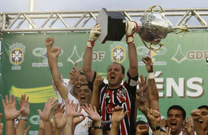 Rogério Ceni ergue a réplica do troféu de campeão brasileiro