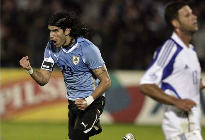 Loco Abreu marca dois gols na vitória do Uruguai por 4 a 1 sobre Israel, em partida amistosa