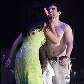 Katy Perry chama fã ao palco e encena beijo