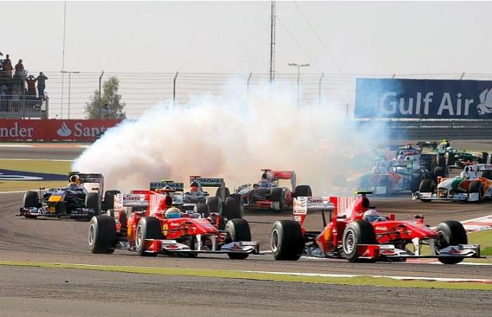 Espanhol Fernando Alonso ultrapassa o brasileiro Felipe Massa logo na primeira volta