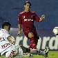 Giuliano, do Internacional, chuta a bola mesmo com a marcação do Barueri Giuliano, do Internacional, chuta a bola mesmo com a marcação do Barueri