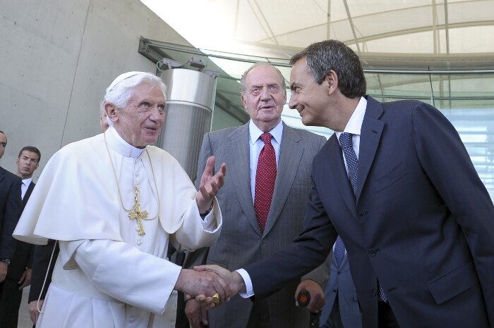 Pontífice foi recebido no aeroporto de Madri pelos reis Juan Carlos e Sofia