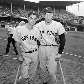 Dom DiMaggio (esq.) posa ao lado do famoso irmão, Joe, em partida dos Red Sox contra os Yankees