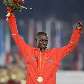 Samuel Wansiru, do Quênia, recebe sua medalha de ouro Samuel Wansiru, do Quênia, recebe sua medalha de ouro