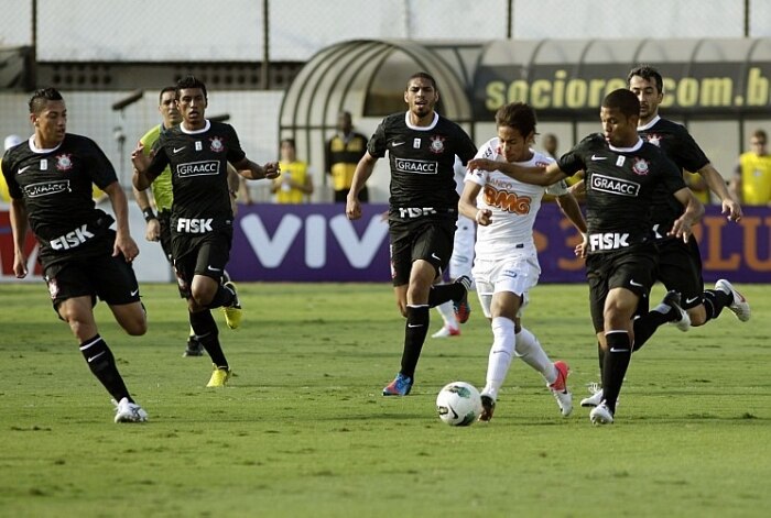 Santos recebe Corinthians dois meses após semifinal da Libertadores