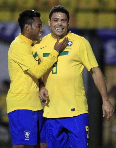 Robinho abraça Ronaldo no último jogo do maior artilheiro em Copas pela seleção, no Pacaembu