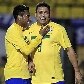 Robinho abraça Ronaldo no último jogo do maior artilheiro em Copas pela seleção, no Pacaembu