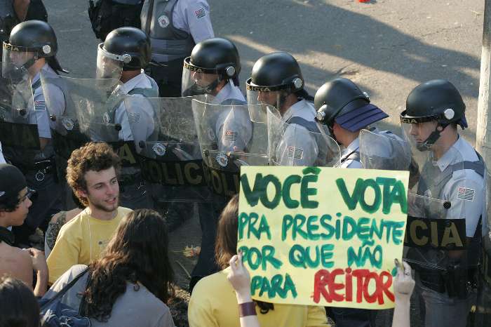 Placa de manifestantes traz sugestão de como deveria ser feita a escolha de reitores na USP