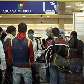 Passageiros esperam para sair do México no aeroporto de Tijuana