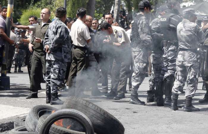 Correa é recebido a pedradas em quartel tomado por policiais; protesto é por mudança nos salários