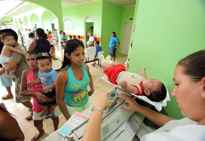 Atendimento de criança na cidade de Nova Olinda do Norte, no Amazonas.