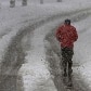 Homem corre pela neve no vilarejo de Sawfar, ao leste do Líbano Homem corre pela neve no vilarejo de Sawfar, ao leste do Líbano