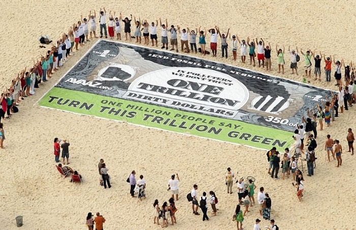 Protesto na praia de Copacabana contra o uso de combustíveis fósseis