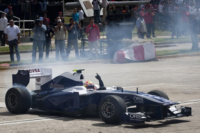 Williams mostra, com Maldonado, carro com novo patrocinador venezuelano