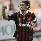 O zagueiro e capitão Maldini acena em sua despedida do Milan