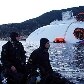 Mergulhadores buscam corpos de desaparecidos em meio ao navio parcialmente submerso