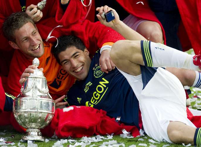 Maarten Stekelenburg e Luis Suarez comemoram a conquista da Copa da Holanda pelo Ajax 