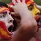 Torcedores espanhóis se assustam com o quase gol da Holanda