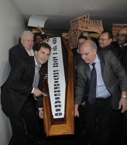 Manifestantes promovem o enterro simbólico do fator previdenciário