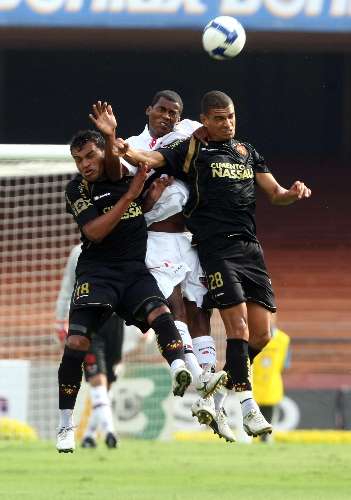 RenatoSilva, do São Paulo, disputa a bola com Vandinho e Elder Granja, ambos do Sport Recife
