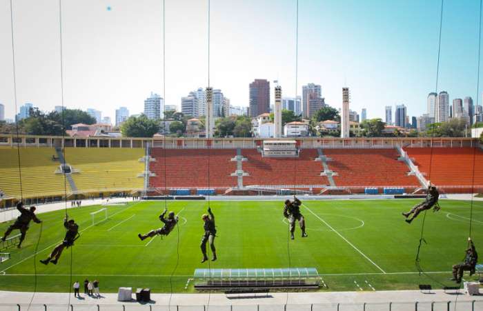 Polícia Militar realiza treino para o espetáculo da Copa 2014 no estádio Pacaembu, em São Paulo