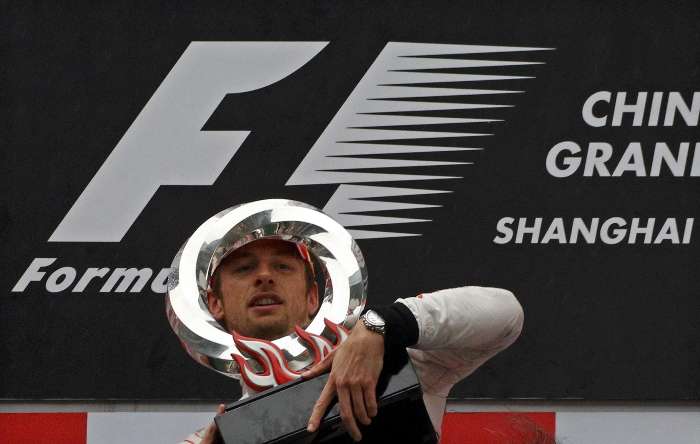 O inglês Jenson Button, da McLaren, exibe o troféu de campeão do GP da China de F-1 em 2010