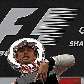O inglês Jenson Button, da McLaren, exibe o troféu de campeão do GP da China de F-1 em 2010