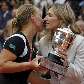 Kuznetsova recebe o troféu das mãos de Steffi Graf