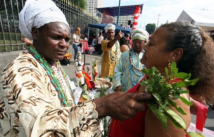 Fiéis celebram o dia de São Jorge no Rio