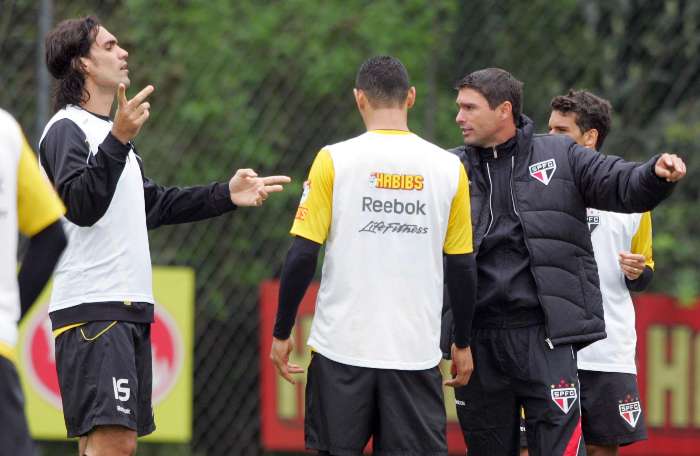 Fernandão conversa com o técnico interino Sérgio Baresi, em treino do São Paulo