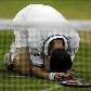 Escocês Andy Murray se ajoelha para festejar vitória em Wimbledon