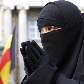 Mulher dá entrevista sobre a decisão da Bélgica de abolir o uso do niqab, burca, xador ou hijab