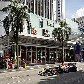 O escocês David Coulthard acelera o Red Bull de F1 em demonstração no centro de Kuala Lumpur