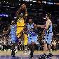 Kobe Bryant, dos Lakers, salta para cesta contra marcadores do Utah Jazz Kobe Bryant, dos Lakers, salta para cesta contra marcadores do Utah Jazz