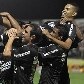 Jogadores do Corinthians levantam o aniversariante Dentinho no empate em 1 a 1 com o Bragantino Jogadores do Corinthians levantam o aniversariante Dentinho no empate em 1 a 1 com o Bragantino