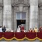 William e Kate, novo casal real, trocam um beijo na sacada do Palácio de Buckingham 